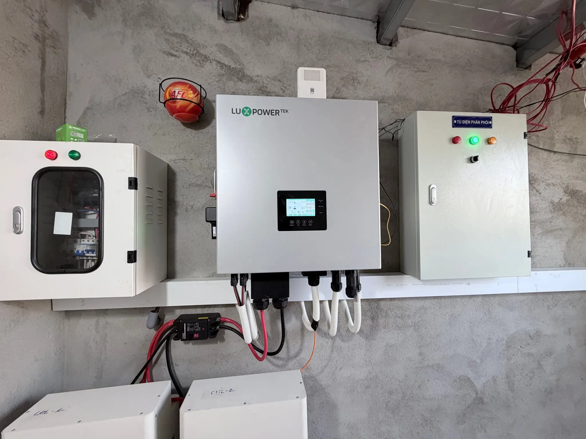 Biến tần hybrid, tủ điện và hai khối pin lưu trữ gắn trên tường