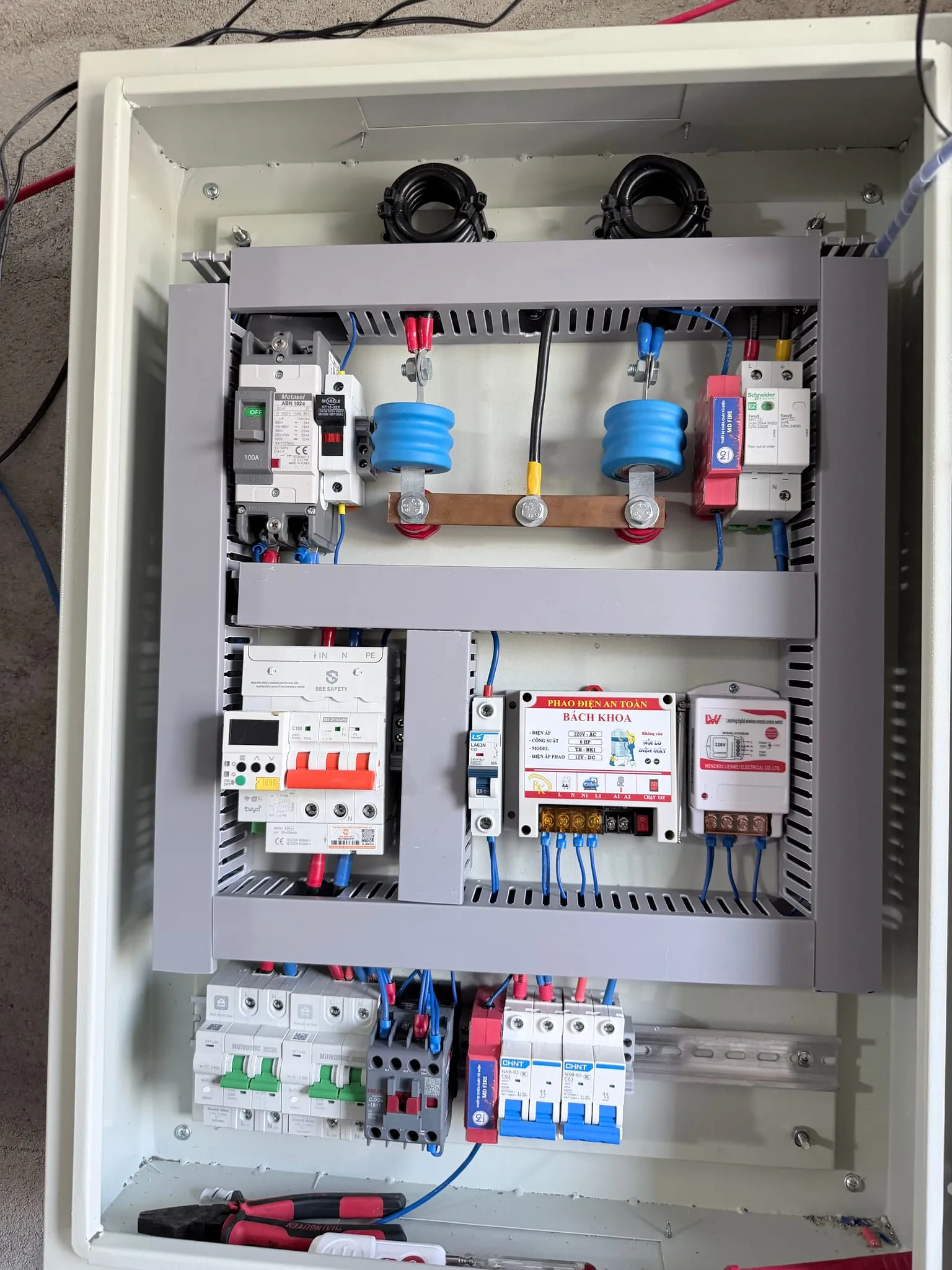 Tủ điện của hệ điện mặt trời với cầu dao, thiết bị chống sét và đồng hồ đo điện